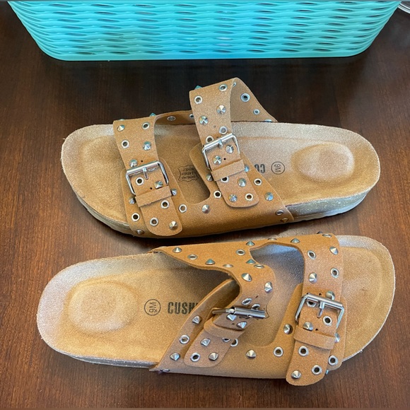 CUSHIONAIRE Women's Landon Cork footbed Sandal with comfort - Picture 10 of 11